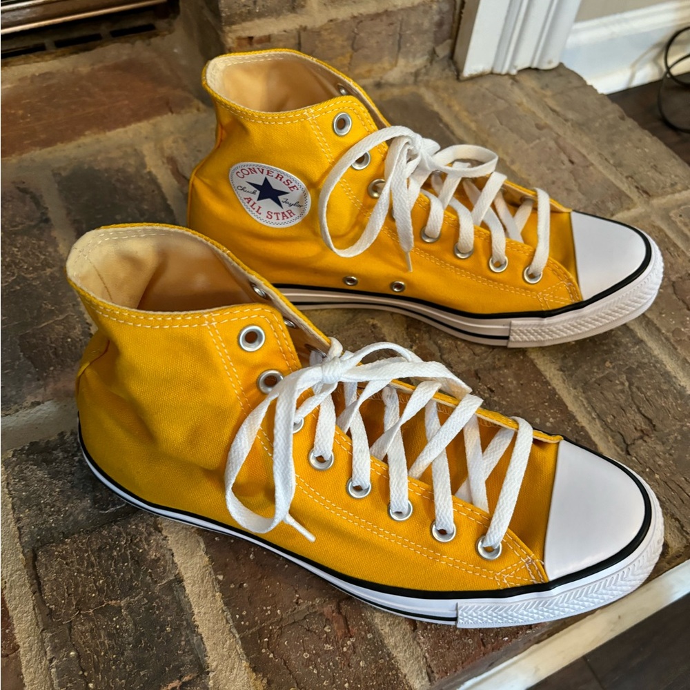 Men’s Unisex size 9, Women’s size 11 Converse high top lemon chrome